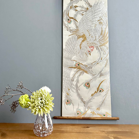帯のタペストリー　白金に舞う鳳凰　着物リメイク インテリア　掛け軸 　正月飾り　ギフト　古民家　壁飾り　日本のお土産 1枚目の画像