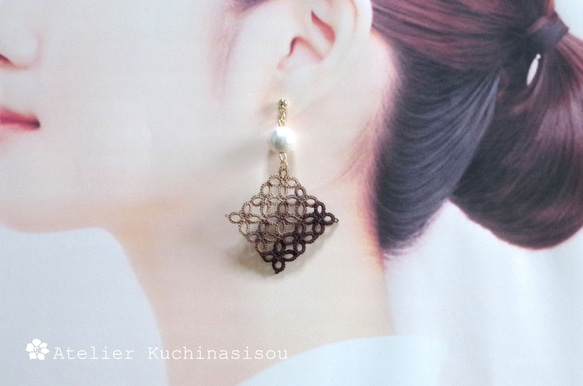 方形圖案梭織蕾絲棉質珍珠耳環（棕色） 第5張的照片