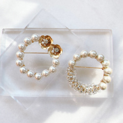 閃亮珍珠和珠寶花朵胸針 第5張的照片