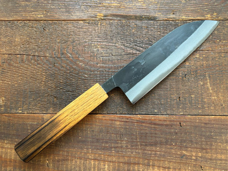 手造り鍛造 昔ながらの黒打ち 三徳 万能 包丁165mm 樫八角柄