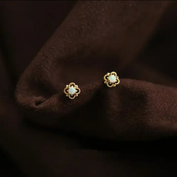 【MSP189】ちっちゃなフラワーオパールのピアス／アレルギー対応／つけっぱなし　イヤリング／ノンホールOK 2枚目の画像