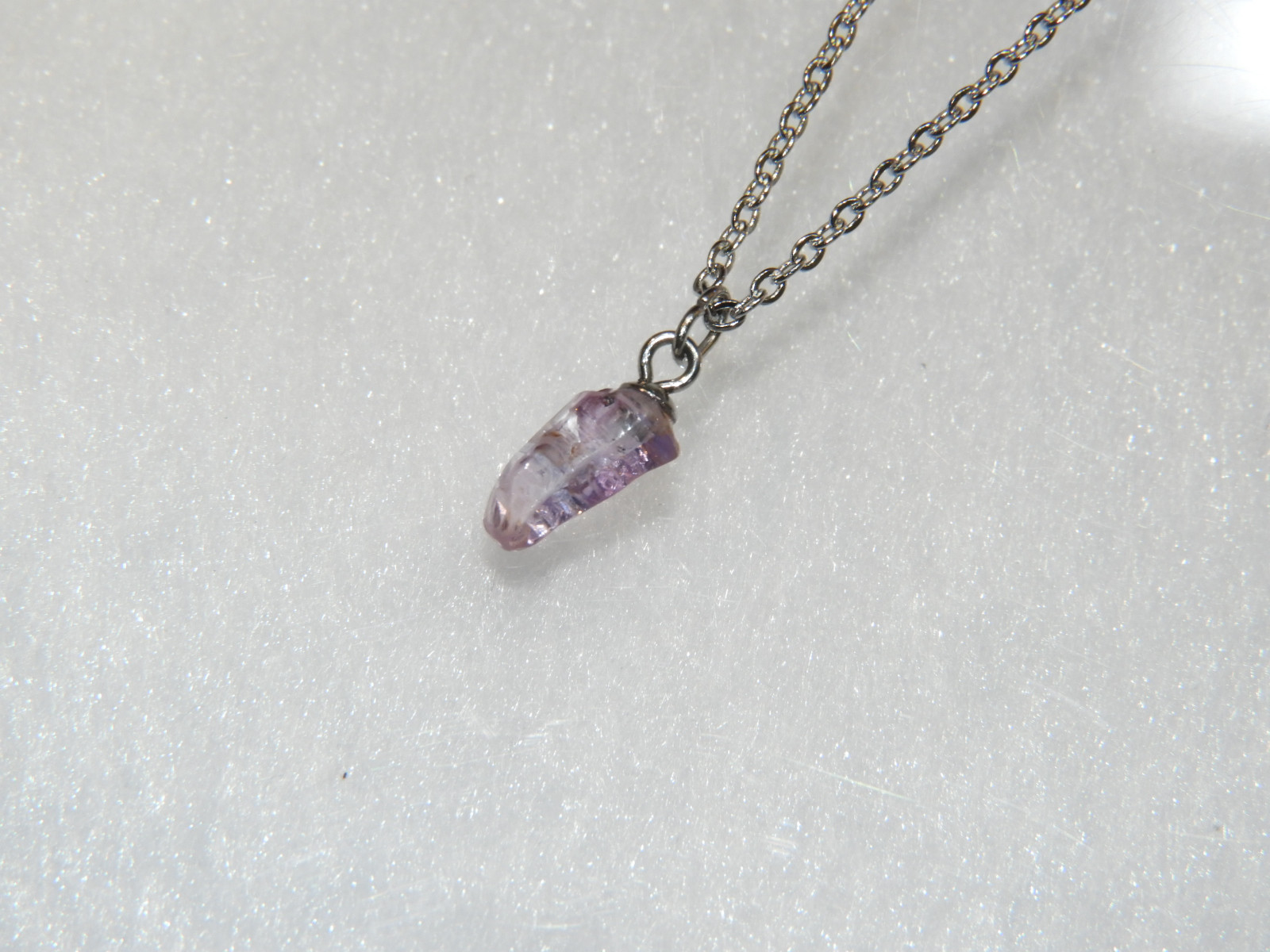 透明感抜群のピンクサファイアの超ミニ原石ペンダント！メイドインジャパン！一点物　天然石　８