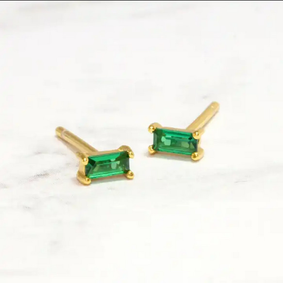 【MSP194】4×2ｍｍ　エメラルドカットピアス／アレルギー対応／つけっぱなし　イヤリング変更　ノンホールOK 1枚目の画像