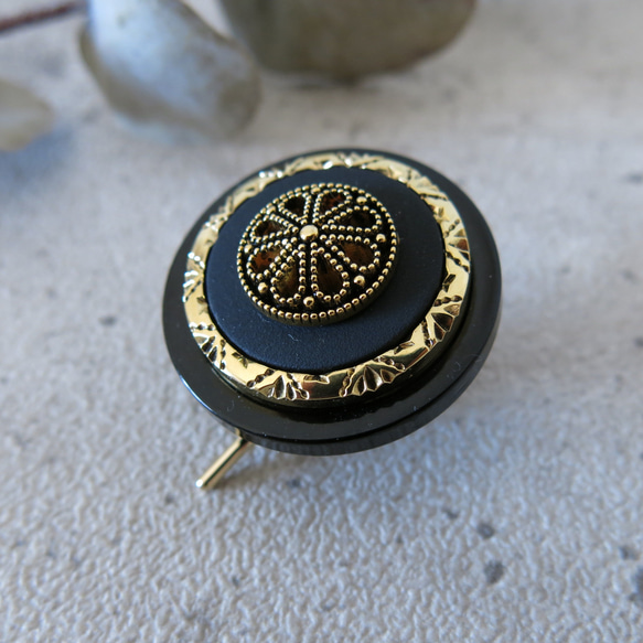 ブラック×ゴールド　ヴィンテージボタンのポニーフック　レトロボタンポニーフック　ヘアカフス　 4枚目の画像