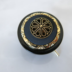 ブラック×ゴールド　ヴィンテージボタンのポニーフック　レトロボタンポニーフック　ヘアカフス　 6枚目の画像