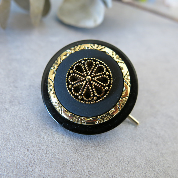 ブラック×ゴールド　ヴィンテージボタンのポニーフック　レトロボタンポニーフック　ヘアカフス　 1枚目の画像