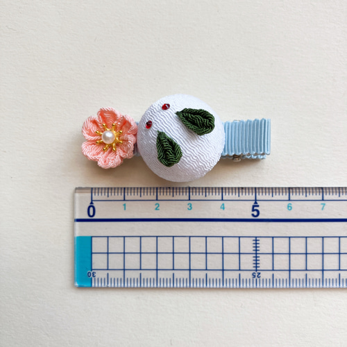 ぷっくりうさぎとお花の髪飾り○ちりめん細工 つまみ細工○ ヘア