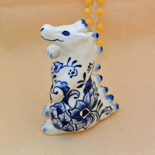 招き竜 どっしり系 右手あげ 陶器の絵付け ブルーの植物柄 干支・辰年