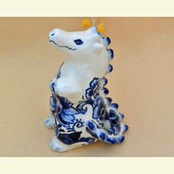 招き竜　どっしり系　左手あげ　陶器の絵付け　ブルーの植物柄　干支・辰年　龍・ドラゴン　招き猫　縁起物　手作り陶器・陶芸 2枚目の画像