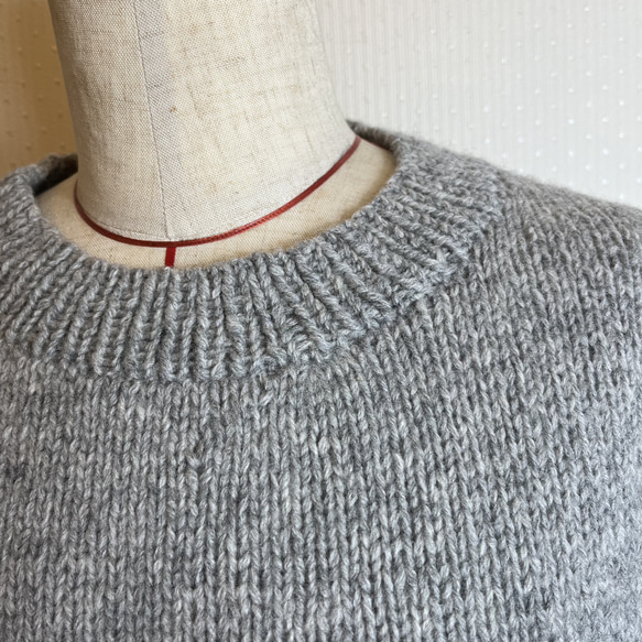 [在庫材料整理作品セール作品 送料無料］グレーの手編みシンプルセーター 5枚目の画像
