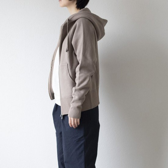【new】yohaku 裏起毛ラグランジップパーカー ライトグレー｜unisex 3 size 襟から袖裾まで ライトグレー サイズ3着用 女性モデル身長167cm 別色グレージュ