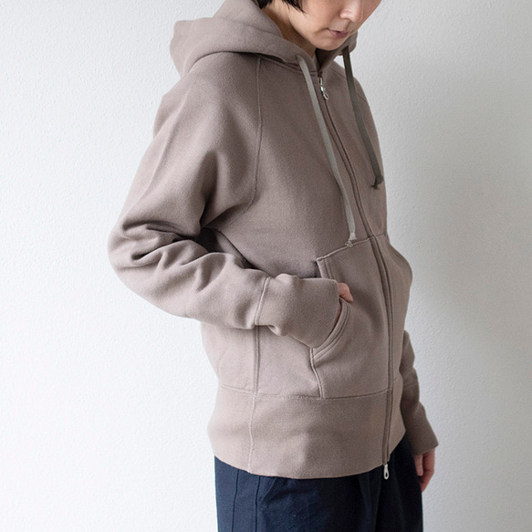 【new】yohaku 裏起毛ラグランジップパーカー ライトグレー｜unisex 3 size 襟から袖裾まで ライトグレー サイズ3着用 女性モデル身長167cm 別色グレージュ