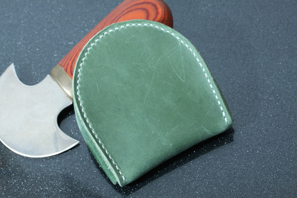 BIG大容量ブライドルレザー新出品手縫い本革 半円型馬蹄型コインケースジェードグリーン 2枚目の画像