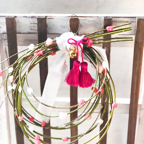 お正月飾り 花餅のリース 鈴とタッセル 生花材 最短発送 壁飾り 2024