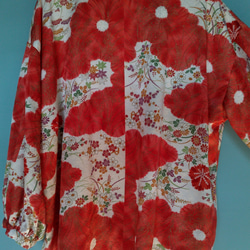 着物リメイク　ノーカラー 袖口ギャザー ゆったりプルオーバー　絞り風の花柄模様　フリーサイズ　シルク　 8枚目の画像