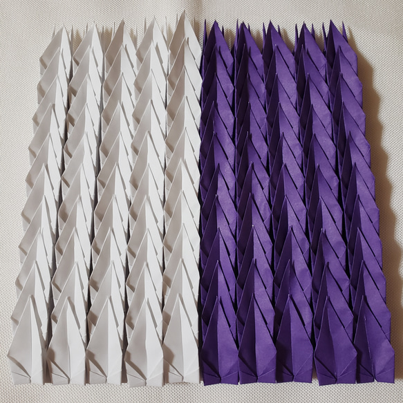 白色と紫色の折り鶴100羽 1枚目の画像