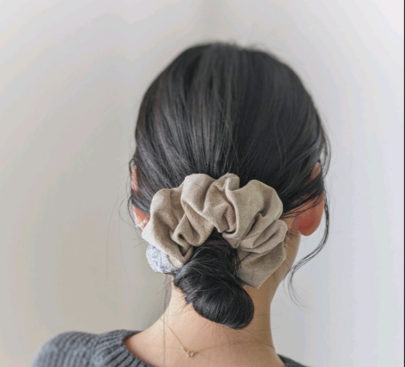 本革♡スエード　大人のためのシュシュ　インド刺繍リボン〜ブルー＆シルバー〜 4枚目の画像