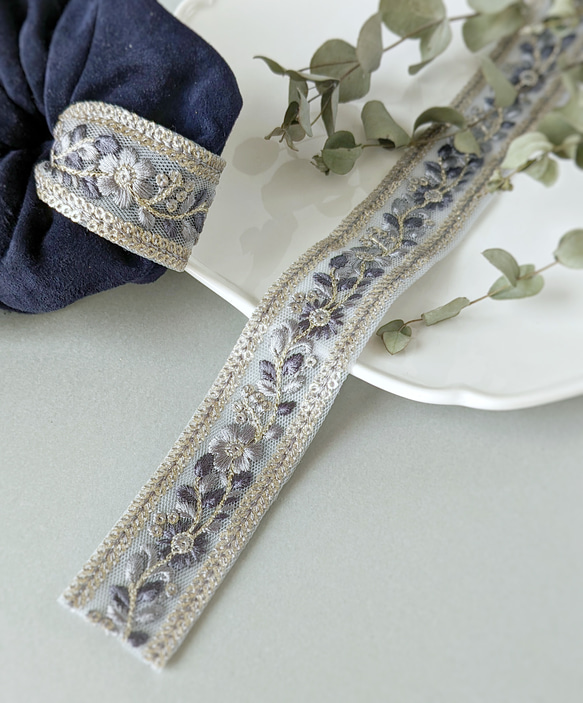 本革♡スエード　大人のためのシュシュ　インド刺繍リボン〜ブルー＆シルバー〜 2枚目の画像