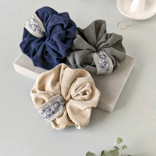 本革♡スエード 大人のためのシュシュ インド刺繍リボン〜ブルー