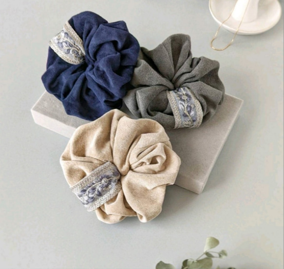 本革♡スエード　大人のためのシュシュ　インド刺繍リボン〜ブルー＆シルバー〜 9枚目の画像