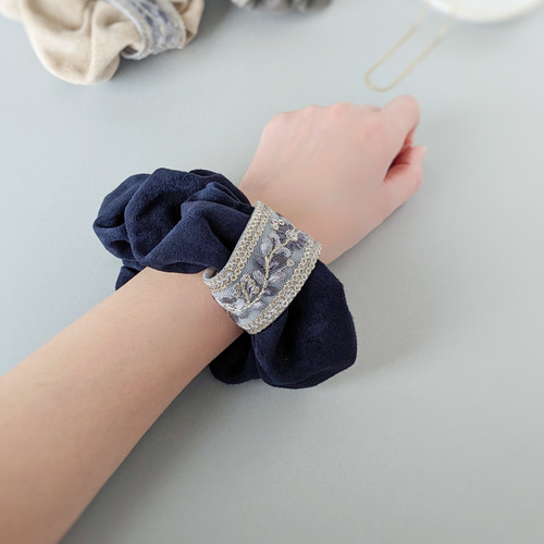 本革♡スエード 大人のためのシュシュ インド刺繍リボン〜ブルー