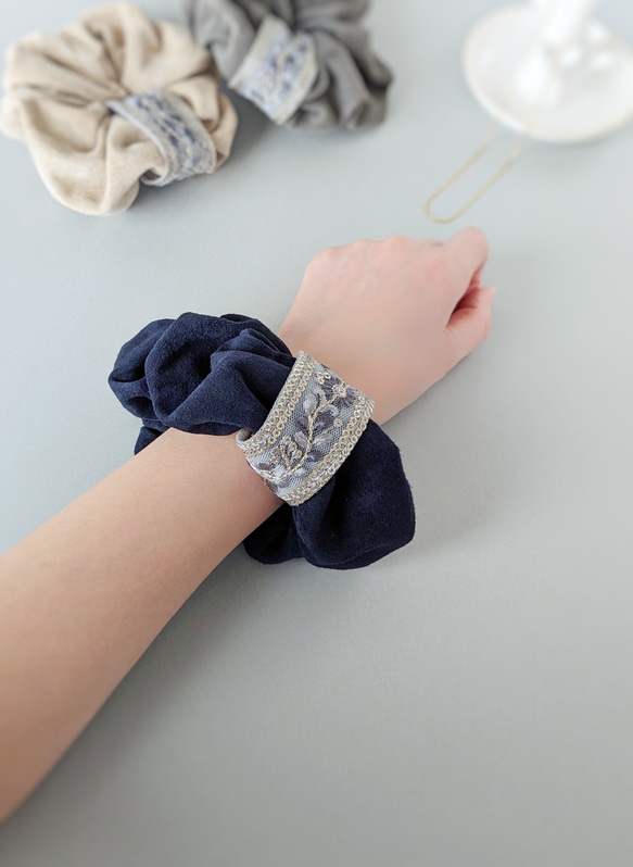 本革♡スエード　大人のためのシュシュ　インド刺繍リボン〜ブルー＆シルバー〜 3枚目の画像