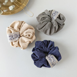 本革♡スエード　大人のためのシュシュ　インド刺繍リボン〜ブルー＆シルバー〜 1枚目の画像