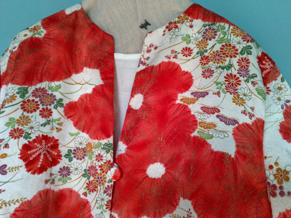 着物リメイク　一つボタンの羽織りもの　絞り風の花柄模様　フリーサイズ　シルク　 4枚目の画像