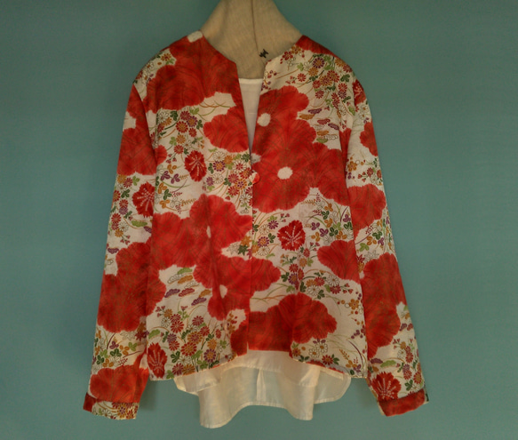 着物リメイク　一つボタンの羽織りもの　絞り風の花柄模様　フリーサイズ　シルク　 1枚目の画像