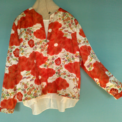 着物リメイク　一つボタンの羽織りもの　絞り風の花柄模様　フリーサイズ　シルク　 2枚目の画像