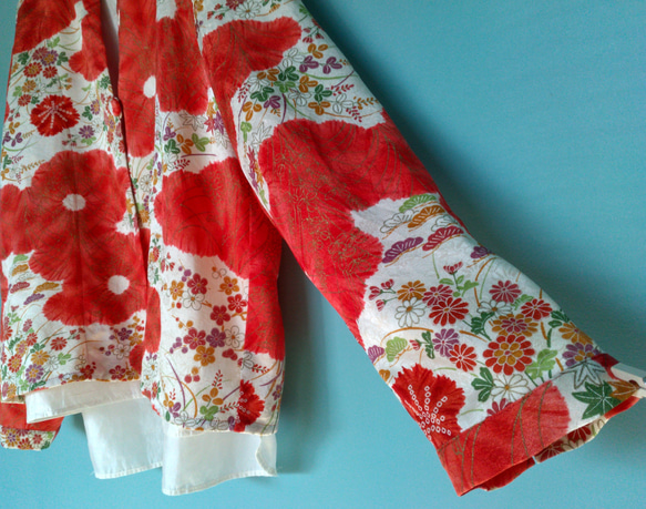 着物リメイク　一つボタンの羽織りもの　絞り風の花柄模様　フリーサイズ　シルク　 3枚目の画像