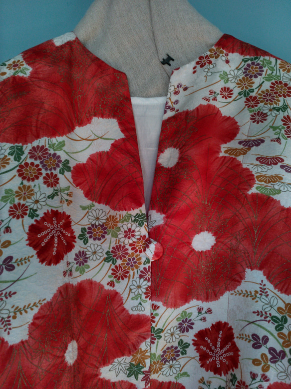 着物リメイク　一つボタンの羽織りもの　絞り風の花柄模様　フリーサイズ　シルク　 5枚目の画像