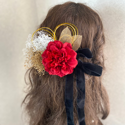 黒のベルベットリボンとダリアの髪飾り　金箔　水引付き　赤　成人式　結婚式　卒業式　振袖　袴　 3枚目の画像