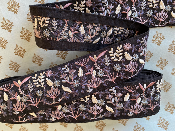 新柄入荷！とっても素敵な刺しゅう！『インド刺繍リボン 　花柄　ブラック地』～巾約5cm×50㎝単位でカット〜 3枚目の画像