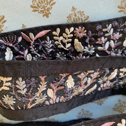 新柄入荷！とっても素敵な刺しゅう！『インド刺繍リボン 　花柄　ブラック地』～巾約5cm×50㎝単位でカット〜 5枚目の画像