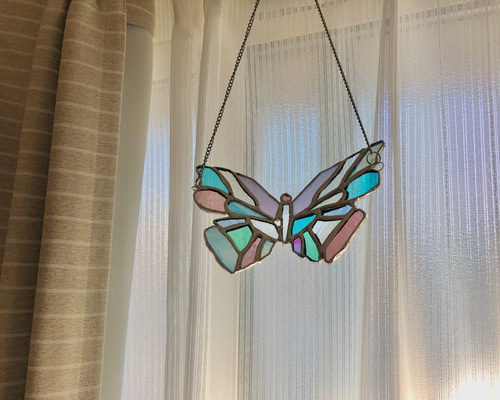 サンキャッチャー♡ハンドメイド「グリーンのステンドグラスとクリスタル蝶々♡」 ステンドグラス 蝶々 サンキャッチャー その他雑貨 ぴっころ 通販