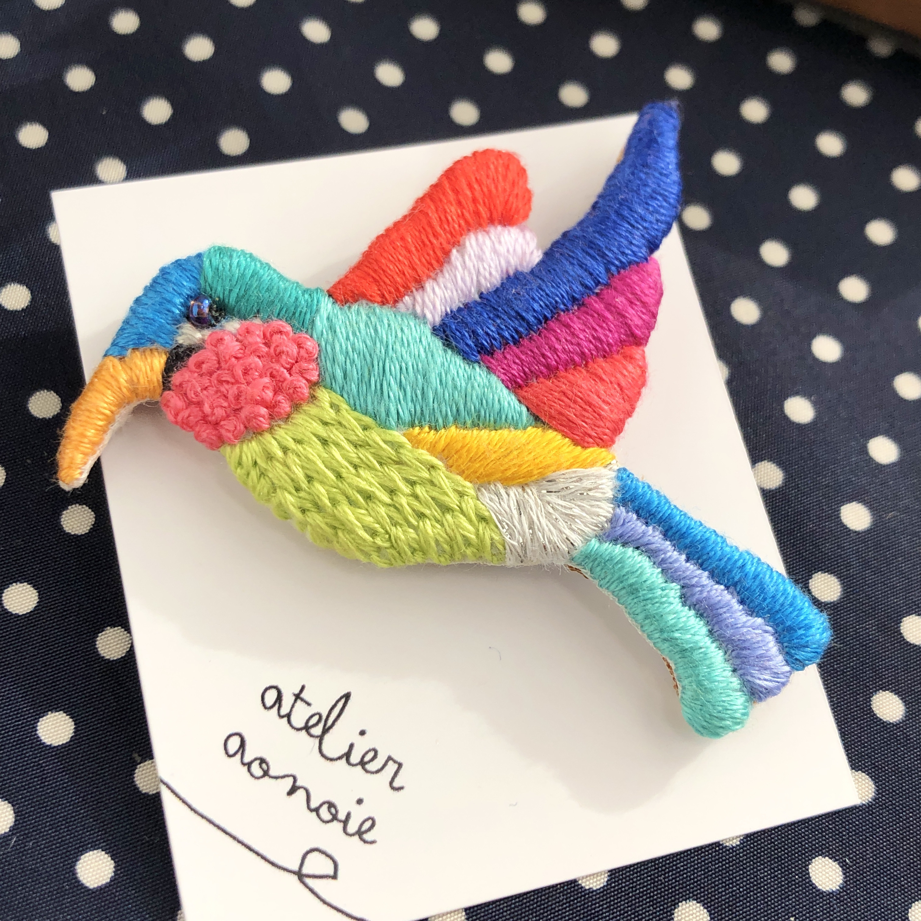 鮮やかなハチドリの刺繍ブローチ　hummingbird 4,200円