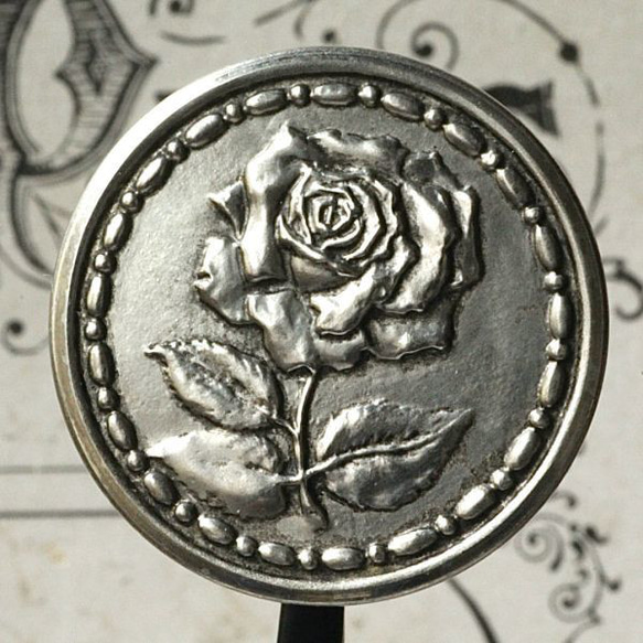 薔薇モチーフ ボタン 1個 φ22mm 金属 メタル フランス輸入 ヴィンテージ 1枚目の画像