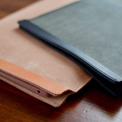 本革 床ヌメ革 ナチュラル/ブラック mac book surfaceなど ラップ