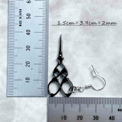 【ハサミ　ピアス／イヤリング】はさみ　鋏　シザー　Scissors　文具　個性的　かわいい　ブラック　黒 3枚目の画像