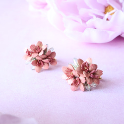 桜* 革花スタッドピアス･イヤリング/ピンク/春レザーアクセサリー*卒業式入学式･ハレの日･プレゼント･ギフト/2024 4枚目の画像