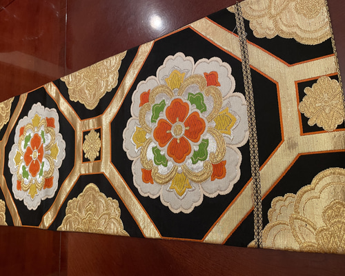 1点もの】花柄 正絹高級帯テーブルランナー 静寂を織り込んだ優雅な花