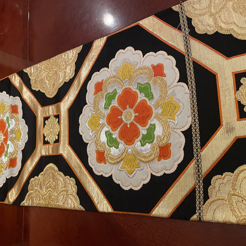 2839豪華刺繍の素敵な帯リメイク　タッセル付正絹テーブルランナー　お正月❗️ 2839豪華刺繍の素敵な帯リメイクタッセル付正絹テーブルランナー