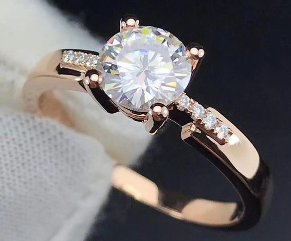 0.5カラット】輝くモアサナイトダイヤモンドリング 指輪・リング ルイ  