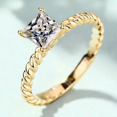 newデザイン】輝くプリンセスモアサナイトダイヤモンドリングK18