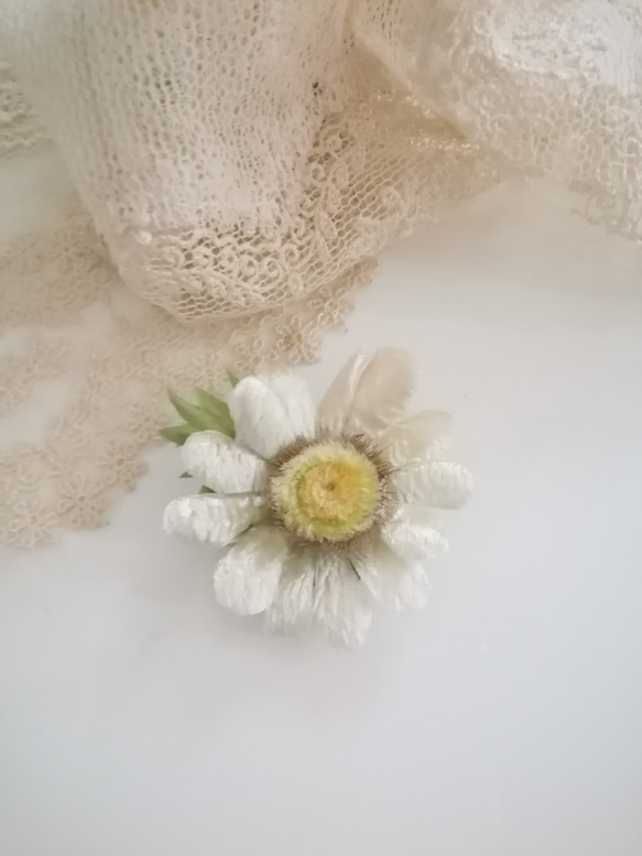 染め布花＊アンティークな風合い・マーガレットのコサージュ・クリップ 2枚目の画像