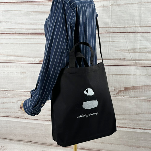 在庫一掃セール！新作！お出掛けショルダートートバッグ☆2WAY☆手刺繍 斜め背中パンダの刺繍 小さい内ポケット付き コットンキャンバス 2WAY