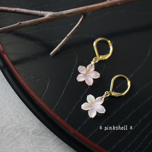 ＊ほんのりピンク色　桜シェルのフレンチフックピアス＊ ほんのりピンク色桜シェルのフレンチフックピアス＊