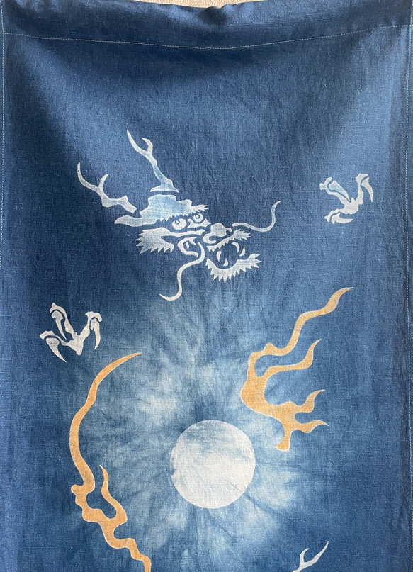 送料無料 雲龍図 藍染コットンリネンタペストリー 月光　満月 辰年　竜　　型摺り染　正月　新年 縁起物 4枚目の画像