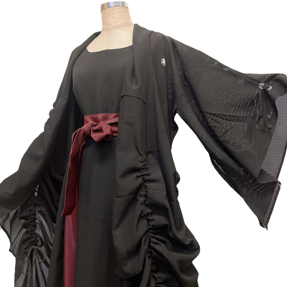 ドレープ際立つ 変型 着物ガウン 裾袖クシュ 絽  着物リメイク 和柄男女兼用 フリーサイズ B5123 5枚目の画像